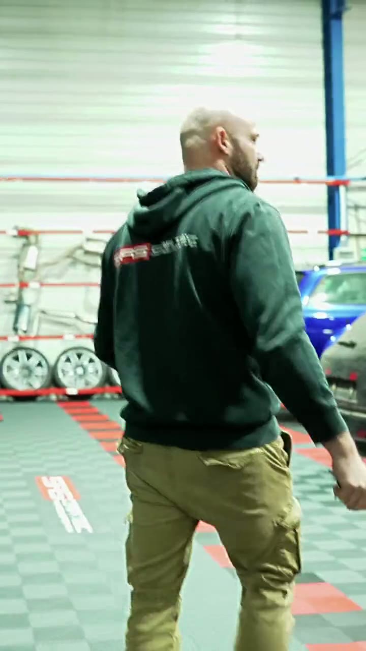 Werkstatt-Website-Referenz: SRS Elite Car Tuning — Vertikale Werbeanzeige mit echter Werkstatt-Atmosphäre